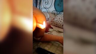 Gode con una candela nel culo