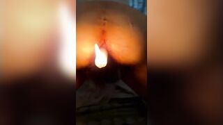 Gode con una candela nel culo