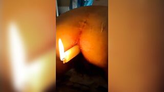 Gode con una candela nel culo