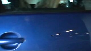 Bionda troietta si diverte nel garage