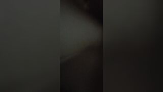 Gode e lui le sborra sulla figa