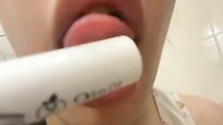 Mi masturbo in bagno come una troia giovane