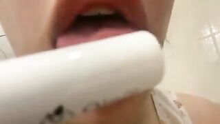 Mi masturbo in bagno come una troia giovane