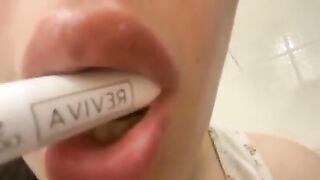 Mi masturbo in bagno come una troia giovane