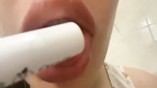 Mi masturbo in bagno come una troia giovane