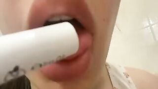 Mi masturbo in bagno come una troia giovane