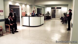 Infermiera sexy succhia il cazzo al poliziotto