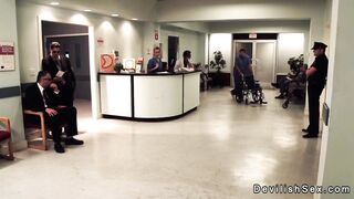 Infermiera sexy succhia il cazzo al poliziotto