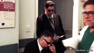 Infermiera sexy succhia il cazzo al poliziotto