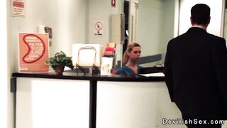 Infermiera sexy succhia il cazzo al poliziotto