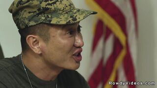 Giovane recluta succhia e scopa due cazzi