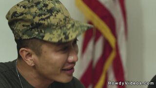 Giovane recluta succhia e scopa due cazzi