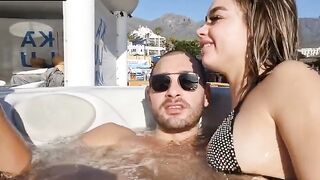 Nella Jakuzi con due prostitute