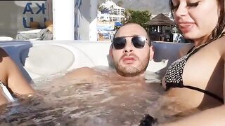 Nella Jakuzi con due prostitute