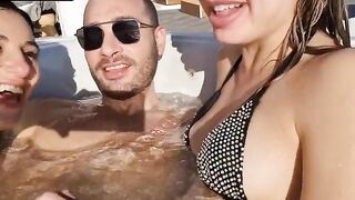 Nella Jakuzi con due prostitute