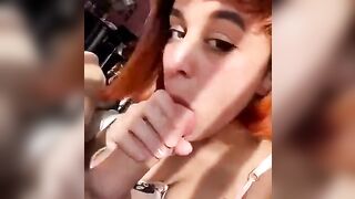 Troia italiana dai capelli rossi succhia