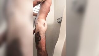 Streaming dalla doccia con il suo toro da monta