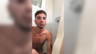 Streaming dalla doccia con il suo toro da monta