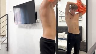 Ragazzo gay italiano si sega mentre fuma una sigaretta