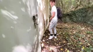 Giovani gay italiani si segano nel bosco