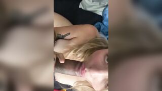 Bella biondina tatuata succhia avidamente un grosso pisello nero