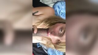 Bella biondina tatuata succhia avidamente un grosso pisello nero