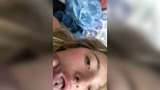 Bella biondina tatuata succhia avidamente un grosso pisello nero