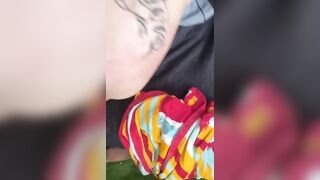 Bella biondina tatuata succhia avidamente un grosso pisello nero