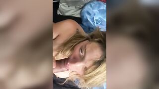 Bella biondina tatuata succhia avidamente un grosso pisello nero