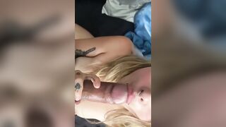 Bella biondina tatuata succhia avidamente un grosso pisello nero