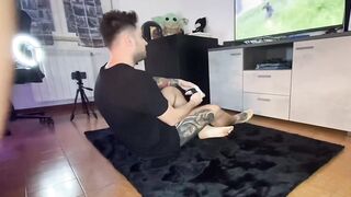 Interrotto mentre gioco alla Play dalla coinquilina zoccola