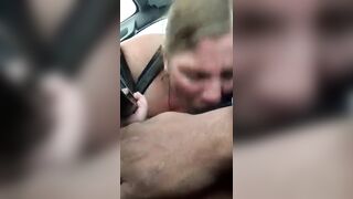 Troietta ingoia in auto