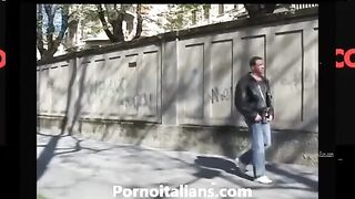 Film porno di una puttana italiana bruna che fa la prostituta da marciapiede
