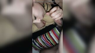 Alla ragazza piace succhiarlo