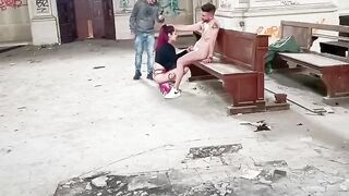 Prostituta troia si fa scopare da due cliente in una chiesa abbandonata