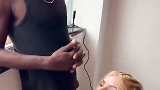 Noemi Blonde succhia il cazzo ad un brasiliano di colore
