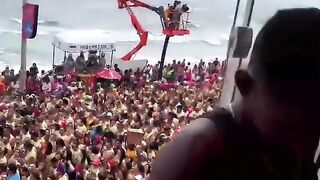 Noemi Blonde succhia il cazzo ad un brasiliano di colore