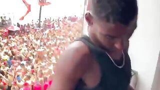 Noemi Blonde succhia il cazzo ad un brasiliano di colore