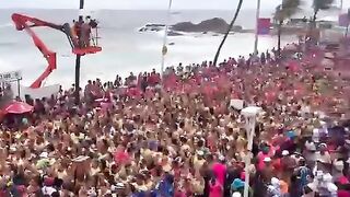 Noemi Blonde succhia il cazzo ad un brasiliano di colore