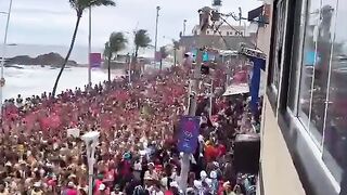 Noemi Blonde succhia il cazzo ad un brasiliano di colore