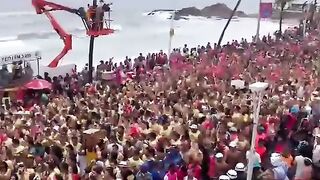 Noemi Blonde succhia il cazzo ad un brasiliano di colore