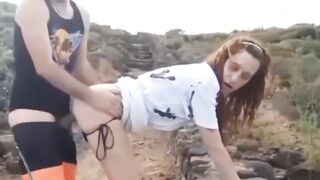 Coppia italiana fa sesso durante una gita in un luogo isolato