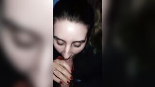 Ragazza bruttina ma porca succhia avidamente il mio cazzo