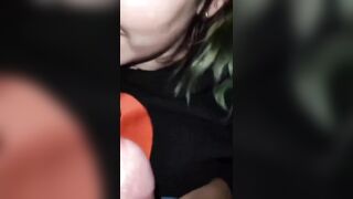 Ragazza bruttina ma porca succhia avidamente il mio cazzo