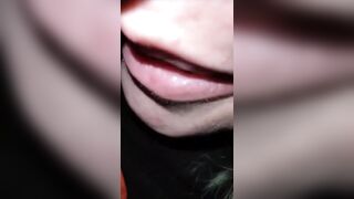 Ragazza bruttina ma porca succhia avidamente il mio cazzo