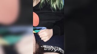 Ragazza bruttina ma porca succhia avidamente il mio cazzo