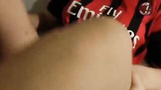 Tifosa rosso nera succhia cazzo avidamente e beve sborra