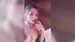 Giulia biondina italiana mostra tette e fica sui social