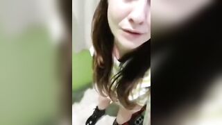 Sesso anale con dildo in un camerino di un negozio