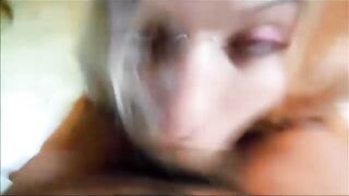 Biondina gran bevitrice di piscio e amante delle pompe